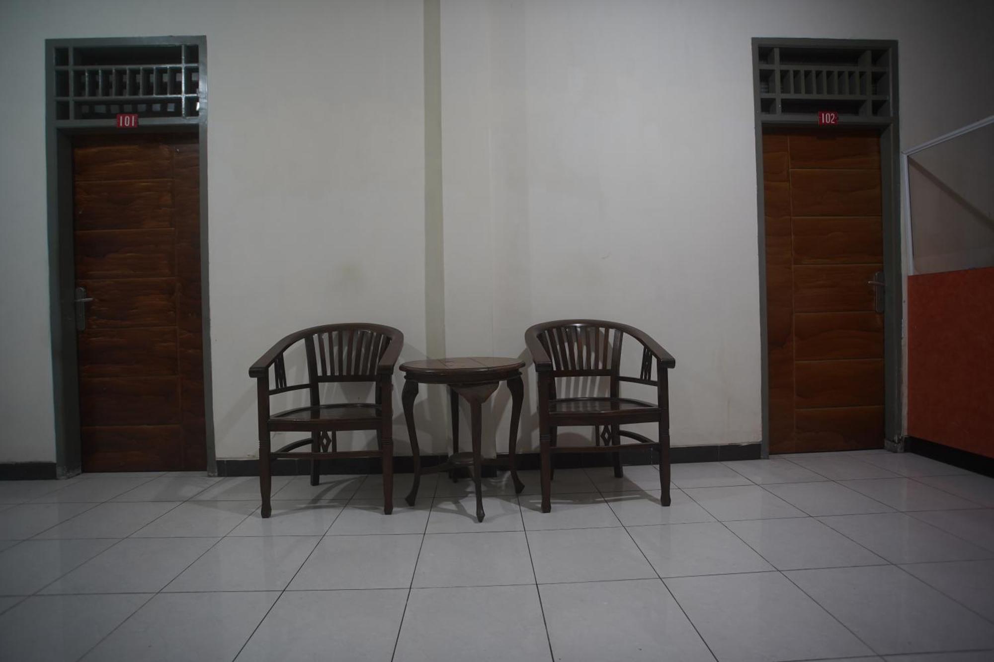 Oyo 92098 Kost Orange Syariah Hotel มากาซาร์ ภายนอก รูปภาพ