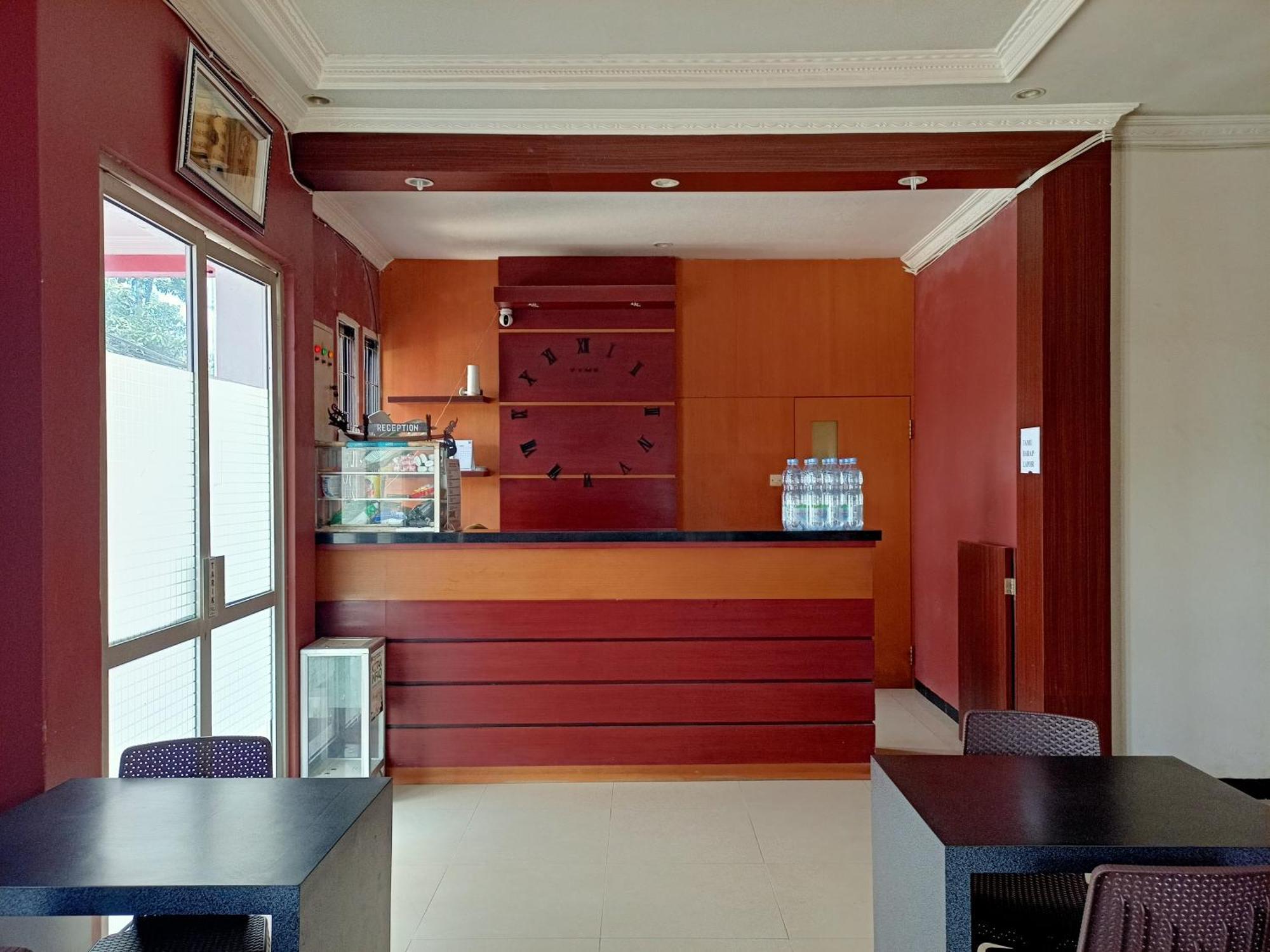 Oyo 92098 Kost Orange Syariah Hotel มากาซาร์ ภายนอก รูปภาพ