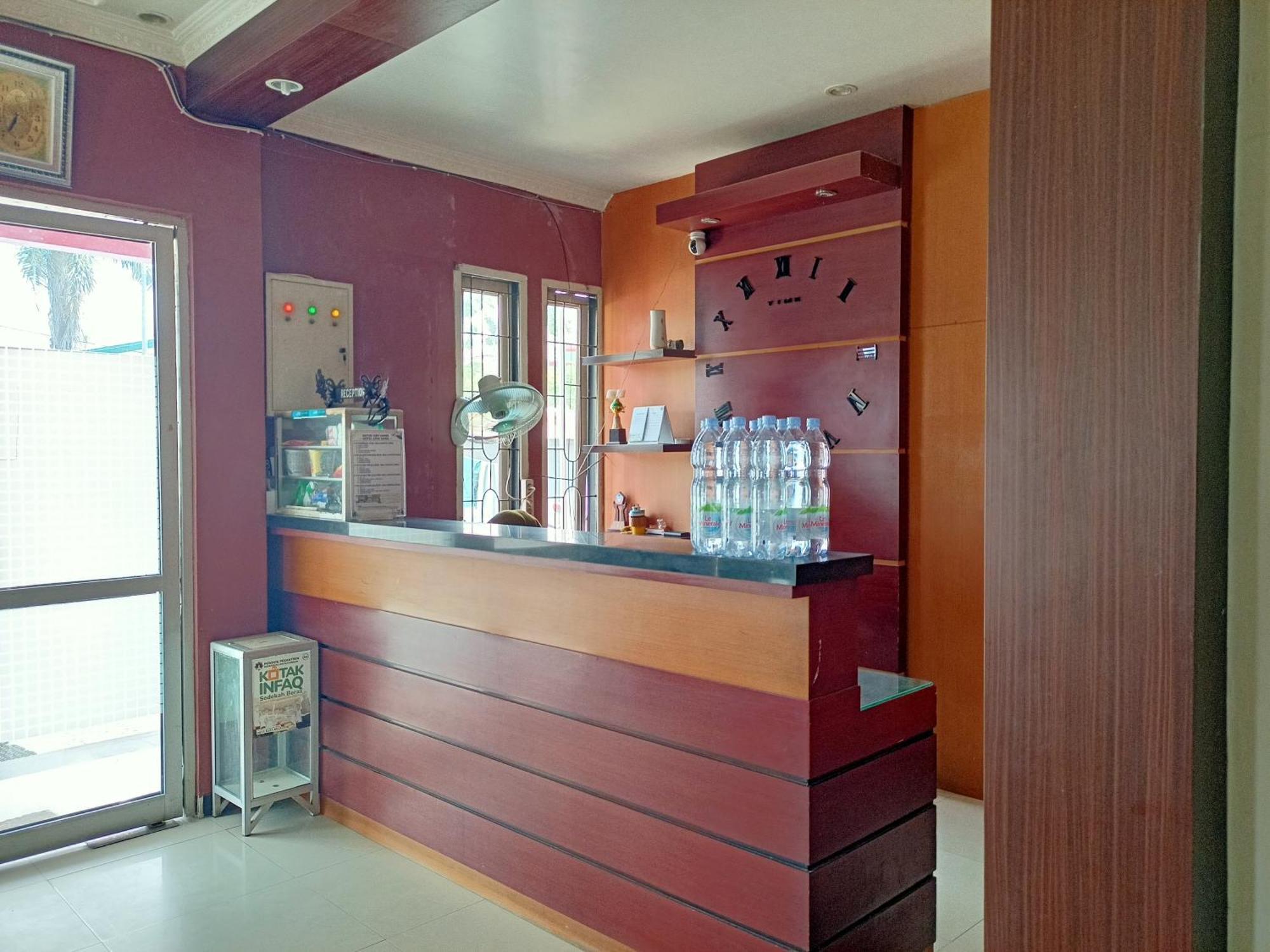 Oyo 92098 Kost Orange Syariah Hotel มากาซาร์ ภายนอก รูปภาพ