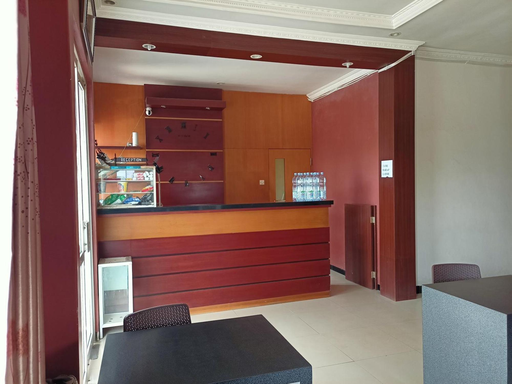 Oyo 92098 Kost Orange Syariah Hotel มากาซาร์ ภายนอก รูปภาพ