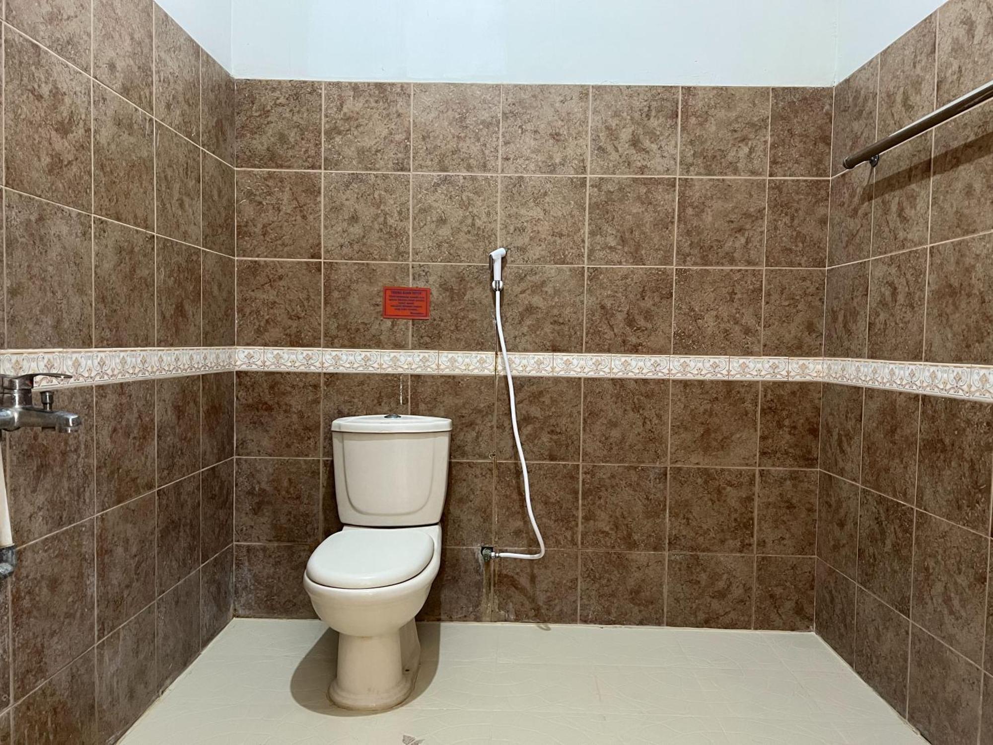 Oyo 92098 Kost Orange Syariah Hotel มากาซาร์ ภายนอก รูปภาพ